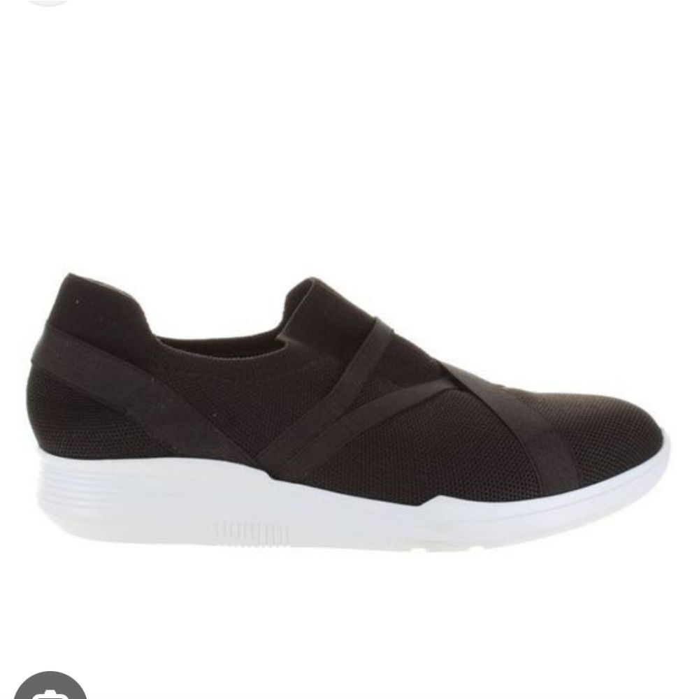 Munro Dash Black Slip-On Sneakers Size 5.5